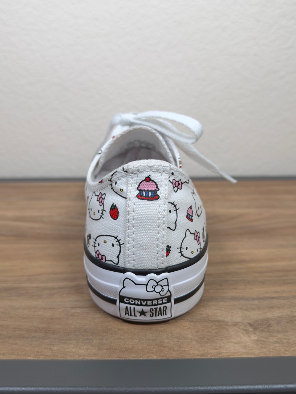 Converse Chuck Taylor Hello Kitty Low Top White Shoes 163916F Women's 8 Men's 6 - Picture 11 of 16